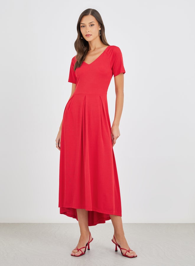 ستايلي فستان ميدي نسائي أحمر سادة بياقة على شكل حرف  وخصر  مع ذيل غير متساوٍ - Image 2