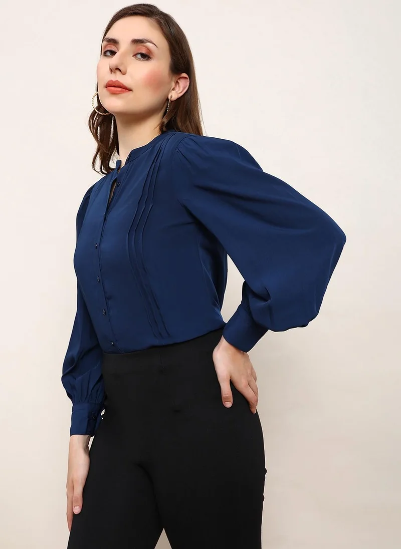 جلو باص بلوزة نسائية بلون أزرق بياقة ماندرين وأكمام مطوية وكسرات للعمل