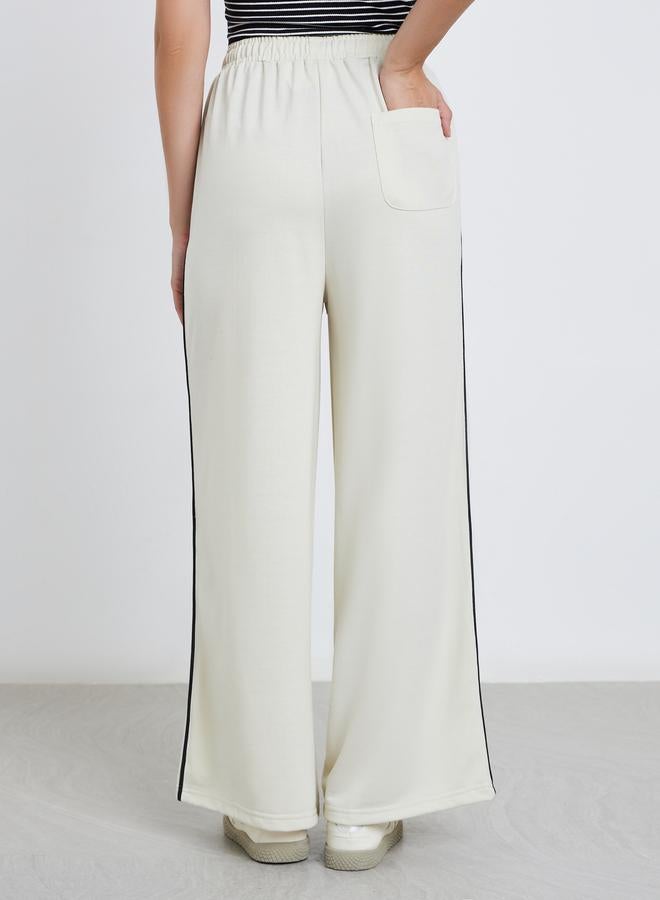 ستايلي بنطلون رياضي واسع للنساء بلون أوف وايت مع تفاصيل بيضاء متباينة - Image 5