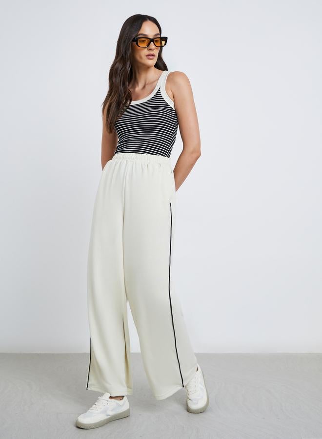 ستايلي بنطلون رياضي واسع للنساء بلون أوف وايت مع تفاصيل بيضاء متباينة - Image 2