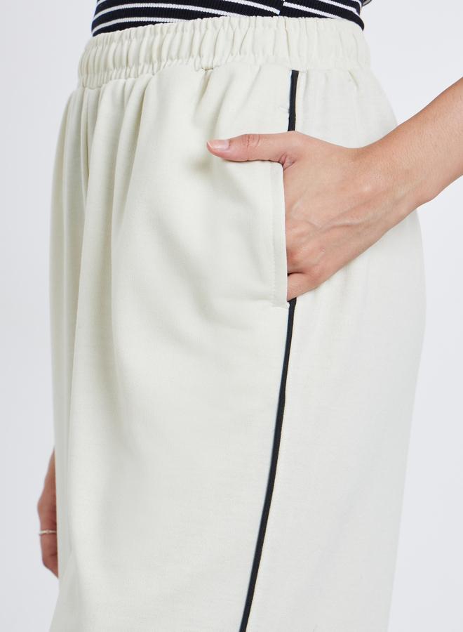 ستايلي بنطلون رياضي واسع للنساء بلون أوف وايت مع تفاصيل بيضاء متباينة - Image 4