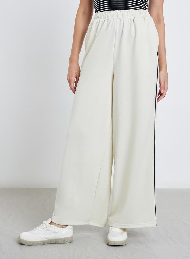 ستايلي بنطلون رياضي واسع للنساء بلون أوف وايت مع تفاصيل بيضاء متباينة - Image 3