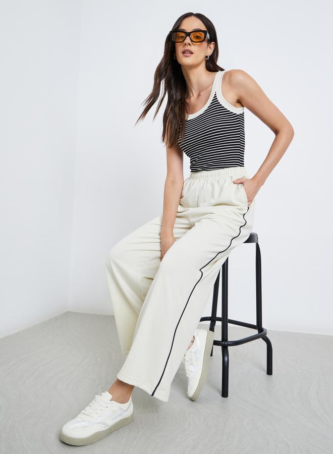ستايلي بنطلون رياضي واسع للنساء بلون أوف وايت مع تفاصيل بيضاء متباينة - Image 1
