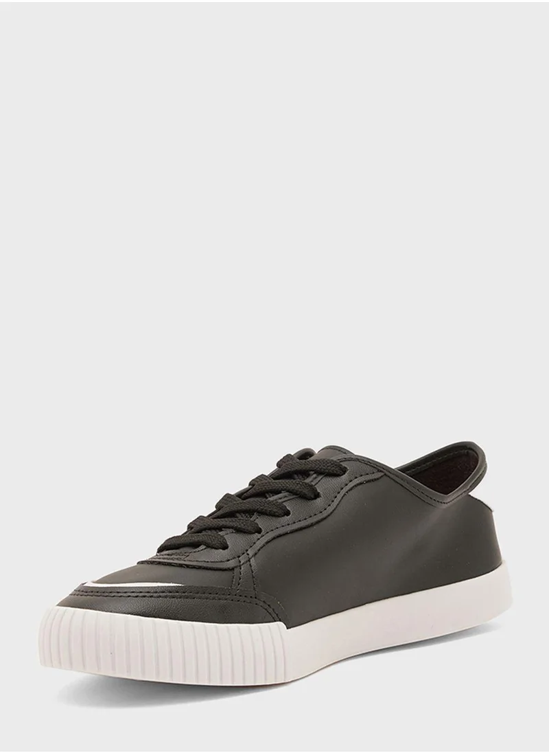 MOLECA Guerra Low Top Sneakers