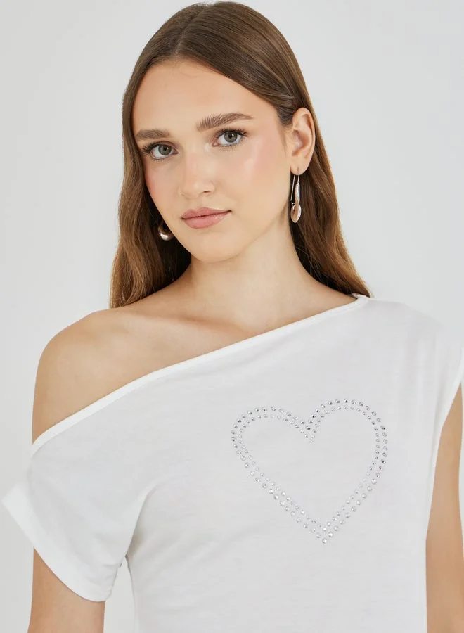 تايك تو تيشيرت قصير بأكمام قصيرة وكتف واحد مزخرف