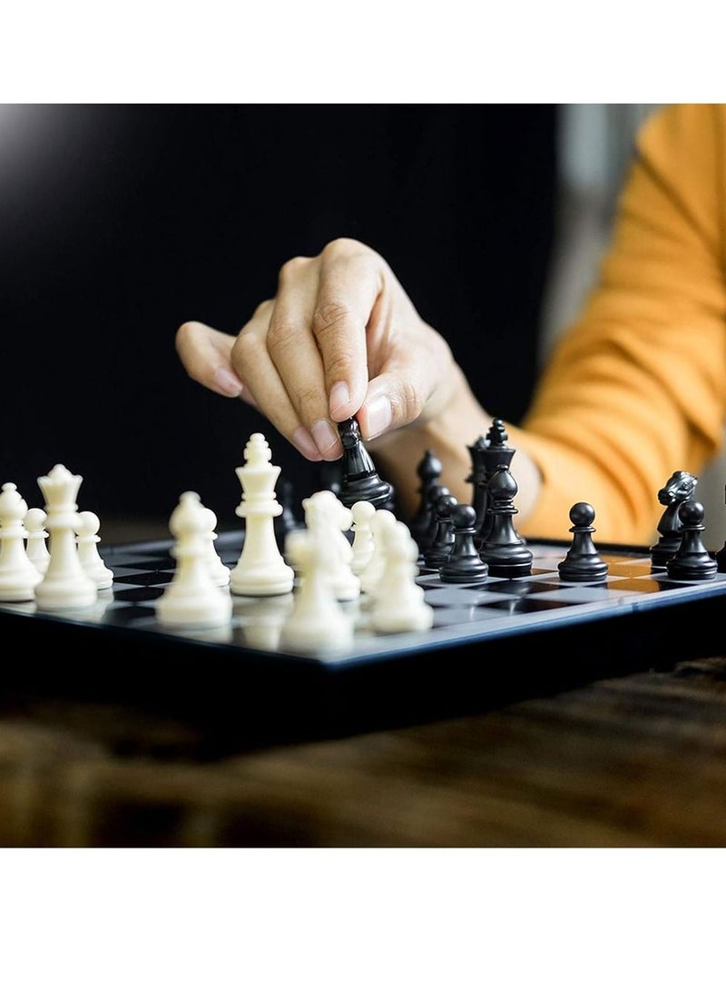 UB مجموعة شطرنج سفر مغناطيسية بلاستيكية طاولة شطرنج قابلة للطي ألعاب تعليمية للأطفال والبالغين لوحة زرقاء داكنة قطع شطرنج بيضاء وسوداء - Image 2