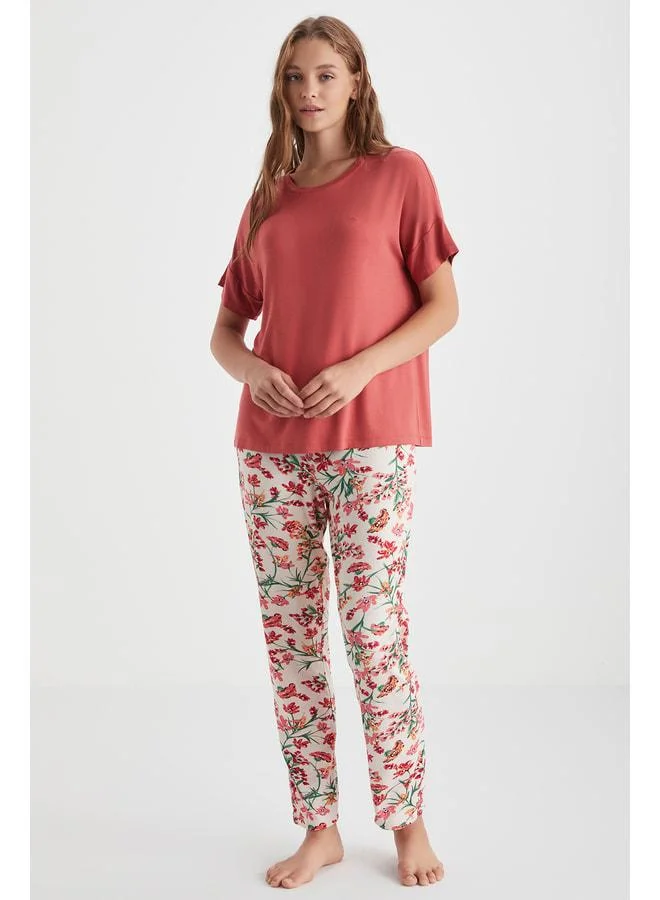 Soft-textured capri set