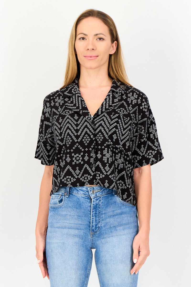 FOREVER 21 قميص نسائي بأكمام قصيرة بطبعة شاملة، متعدد الألوان - Image 1