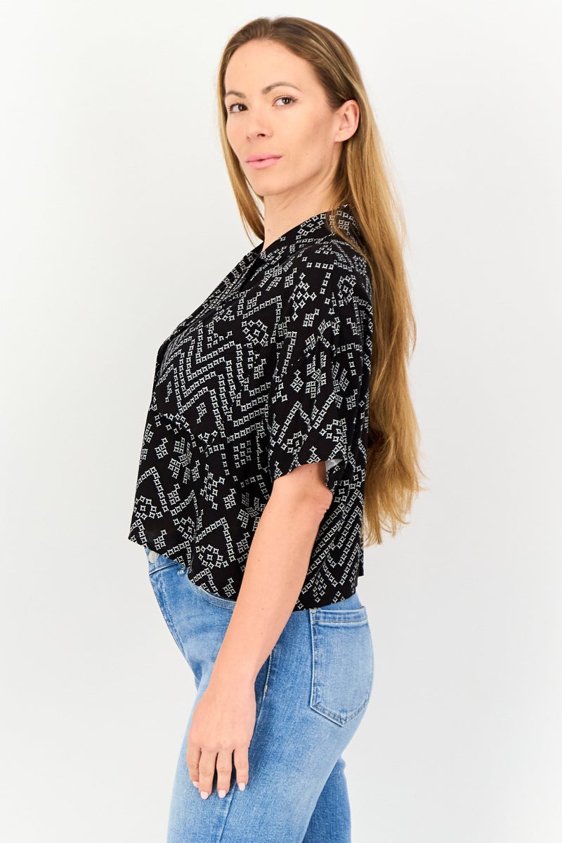 FOREVER 21 قميص نسائي بأكمام قصيرة بطبعة شاملة، متعدد الألوان - Image 3