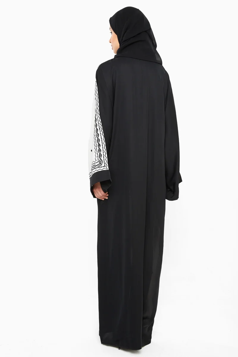 النخبة A casual black and white abaya with square cut detailing and black threaded embroidery by the outlines-AJ367A