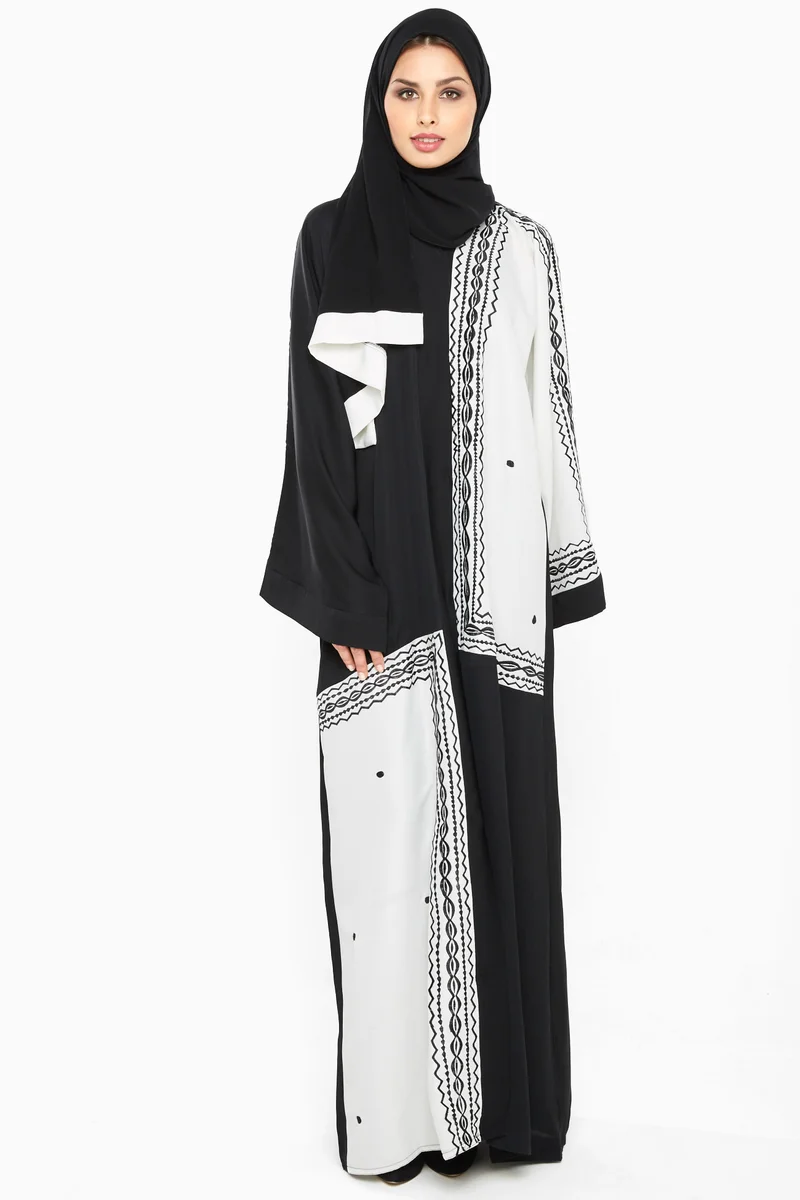 النخبة A casual black and white abaya with square cut detailing and black threaded embroidery by the outlines-AJ367A