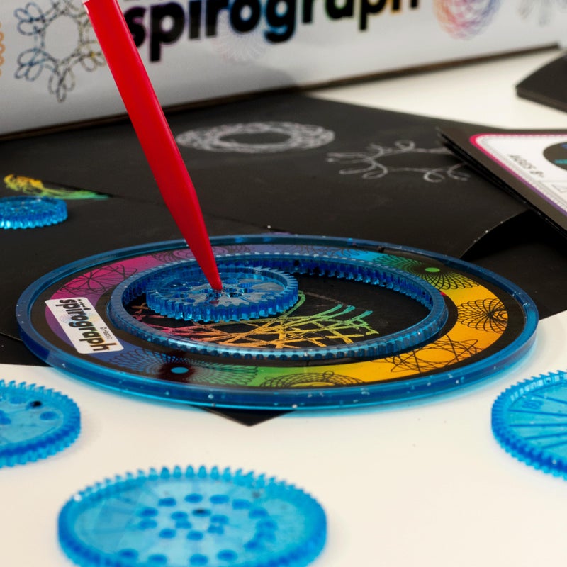 Spirograph سبيروجراف خدش وتألق – فنون وحرف، ألعاب أطفال، مستلزمات فنية، مستلزمات حرفية، مجموعة رسم، فن حلزوني، مجموعة تصميم تروس كلاسيكية، ورق خدش سحري، قلم، ورقة تصميم متضمنة، للأعمار 8 وما فوق - Image 3
