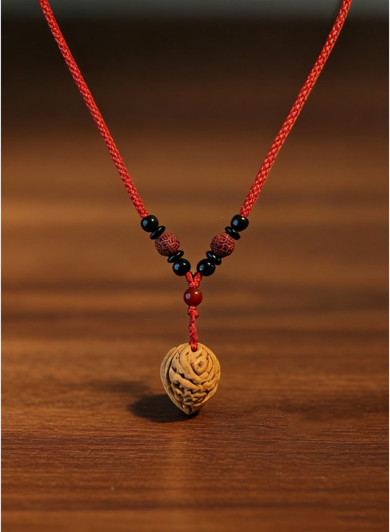 تشوميل قلادة مصنوعة يدويًا من حبل أحمر مضفر جالب للحظ مع قلادة من الجوز الطبيعي وخرز متنوع - تميمة شفاء لطاقة هادئة وإيجابية - Image 2