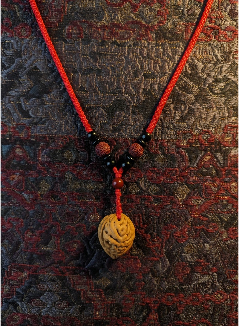 تشوميل قلادة مصنوعة يدويًا من حبل أحمر مضفر جالب للحظ مع قلادة من الجوز الطبيعي وخرز متنوع - تميمة شفاء لطاقة هادئة وإيجابية - Image 3