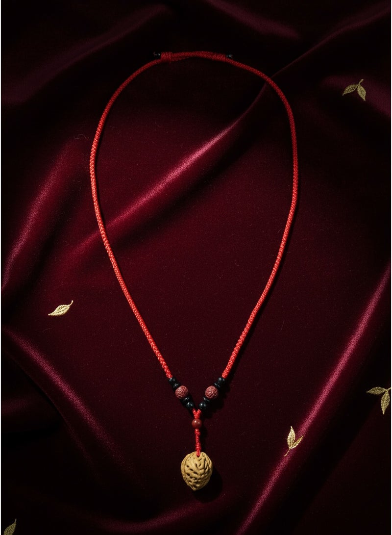 تشوميل قلادة مصنوعة يدويًا من حبل أحمر مضفر جالب للحظ مع قلادة من الجوز الطبيعي وخرز متنوع - تميمة شفاء لطاقة هادئة وإيجابية - Image 5