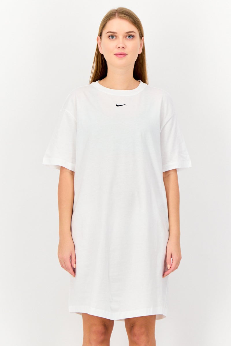 Nike فستان قميص قصير الأكمام للنساء للرياضة في الهواء الطلق، أبيض - Image 1