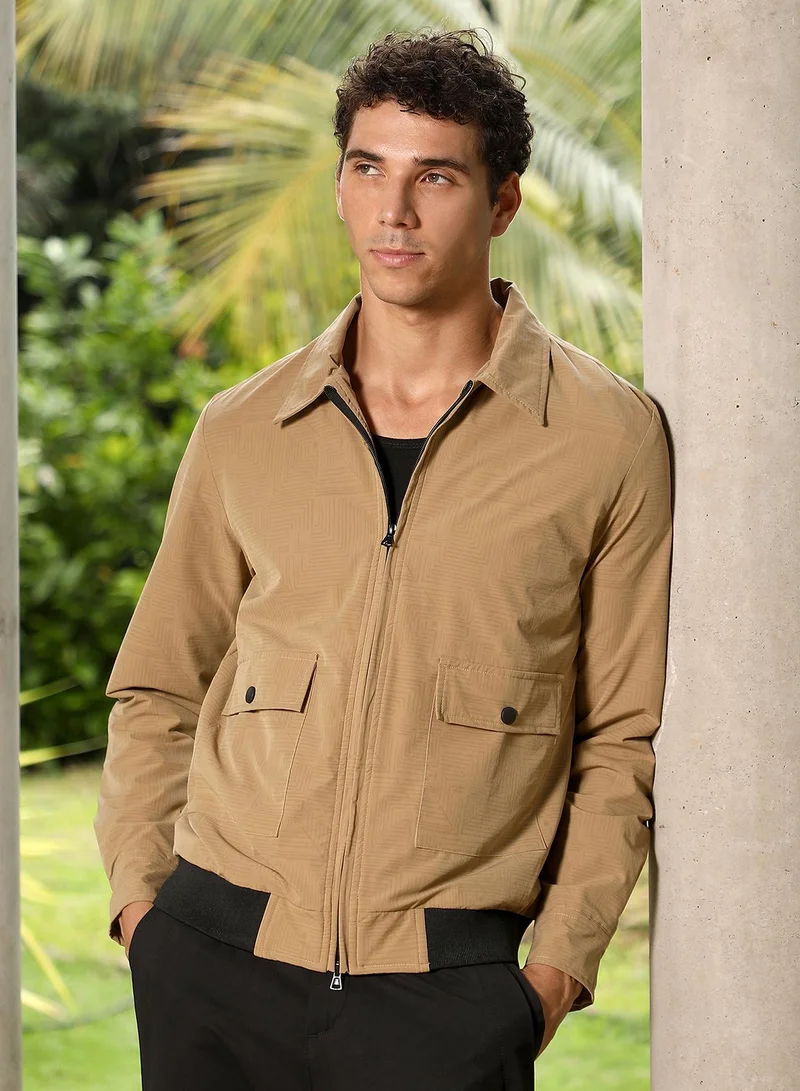 كامبوس سوترا جاكيت رجالي بسحاب بنقش هندسي من نسيج الجاكار المنسوج بلون بيج جملي