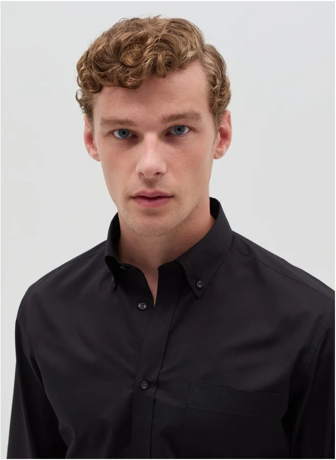 او في اس Solid colour, regular-fit shirt