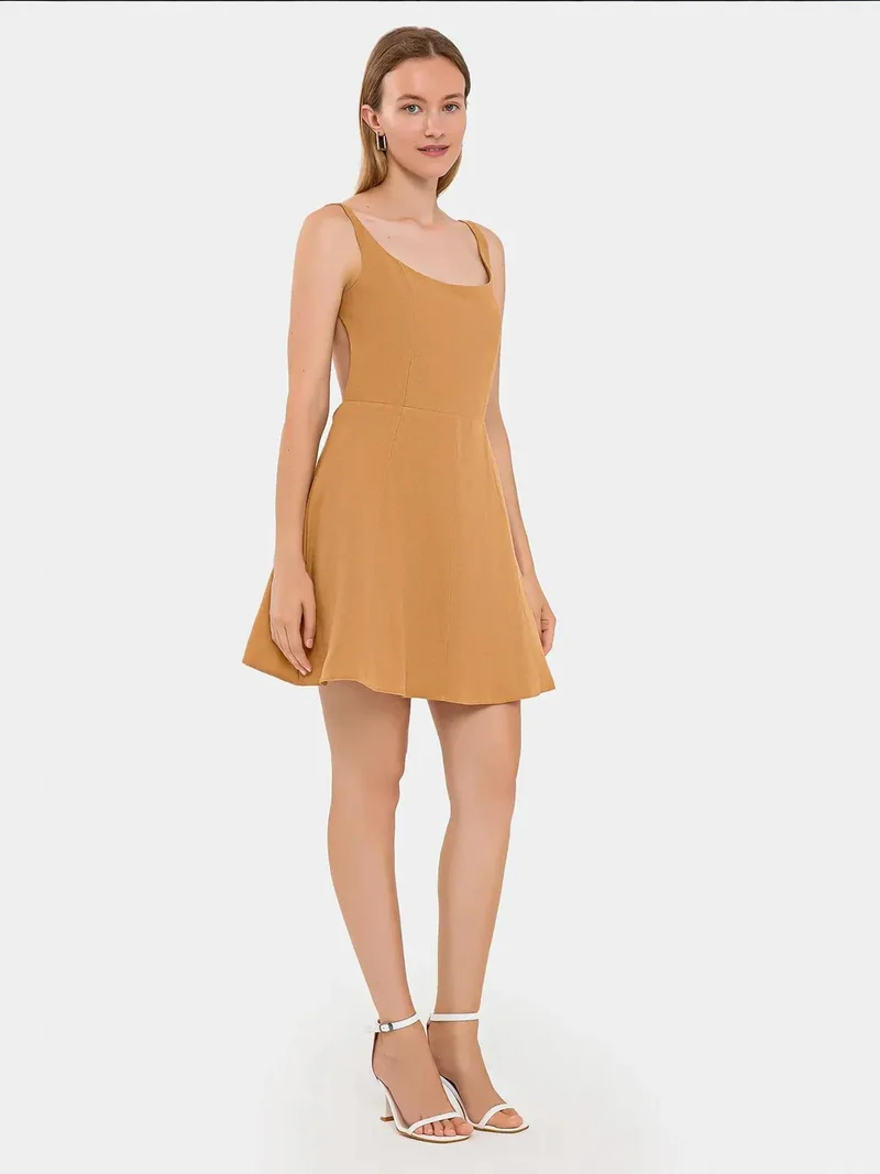 زوبعة فستان قصير بحمالات رفيعة وقصة خلفية