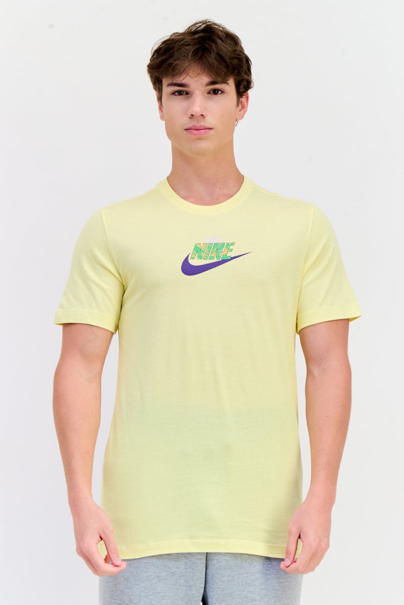 Nike تي شيرت رياضي للرجال بأكمام قصيرة مناسب في الهواء الطلق، أصفر - Image 1