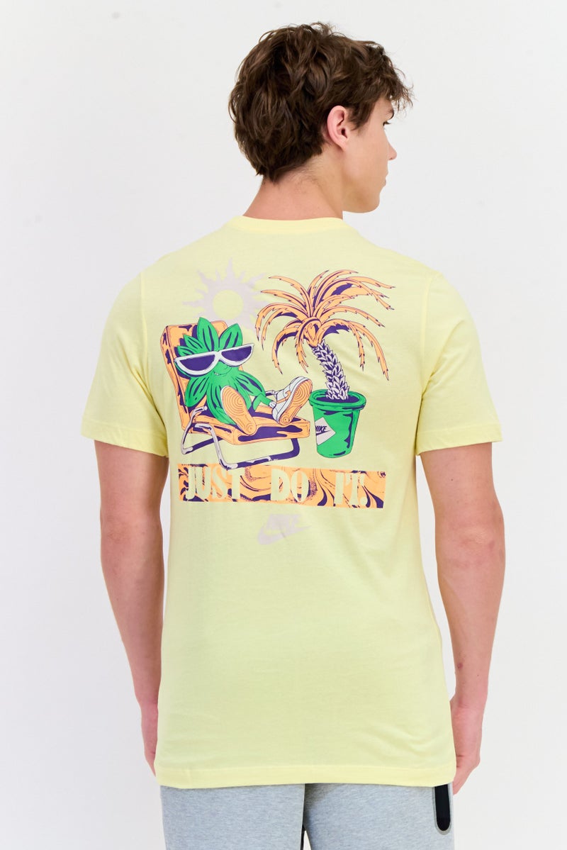 Nike تي شيرت رياضي للرجال بأكمام قصيرة مناسب في الهواء الطلق، أصفر - Image 4