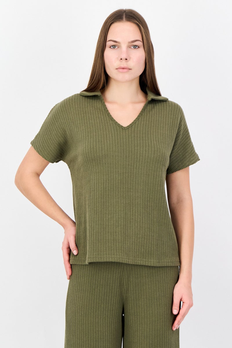 Aeropostale طقم نسائي من قطعتين بأكمام قصيرة وم texture، زيتوني - Image 2