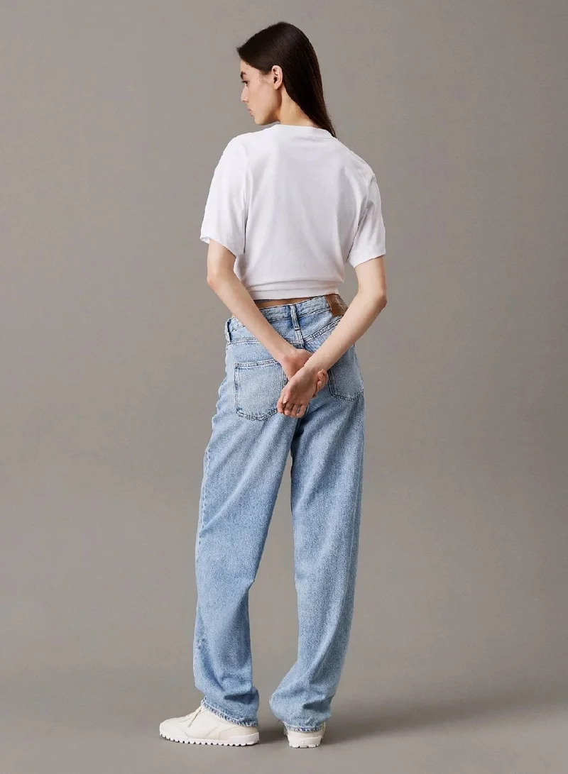 كالفن كلاين جينز تيشرت قصير مزين بشعار درع كلفن كلاين