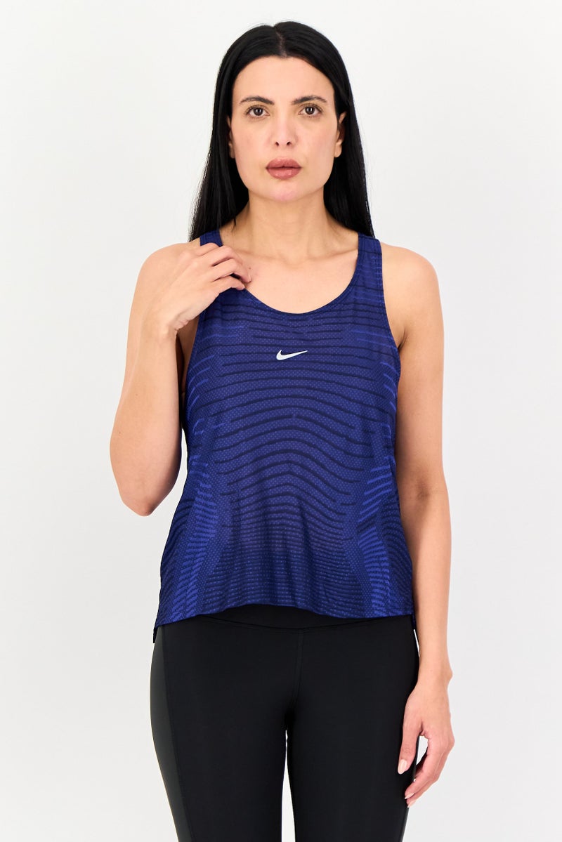 Nike تي شيرت رياضي بلا أكمام للنساء بتصميم قياسي، أزرق أكسفورد - Image 1