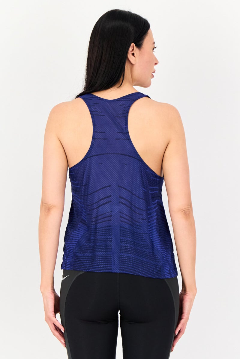 Nike تي شيرت رياضي بلا أكمام للنساء بتصميم قياسي، أزرق أكسفورد - Image 3