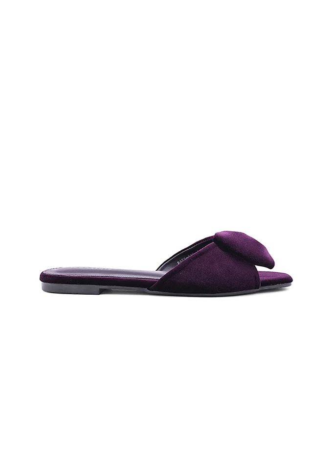 أيقون Clean women's slip-on sandal with a flexible sole.