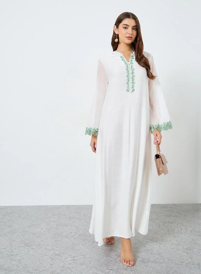 تايك تو عباية بيضاء بغطاء رأس وتفصيلة دانتيل وأزرار أمامية