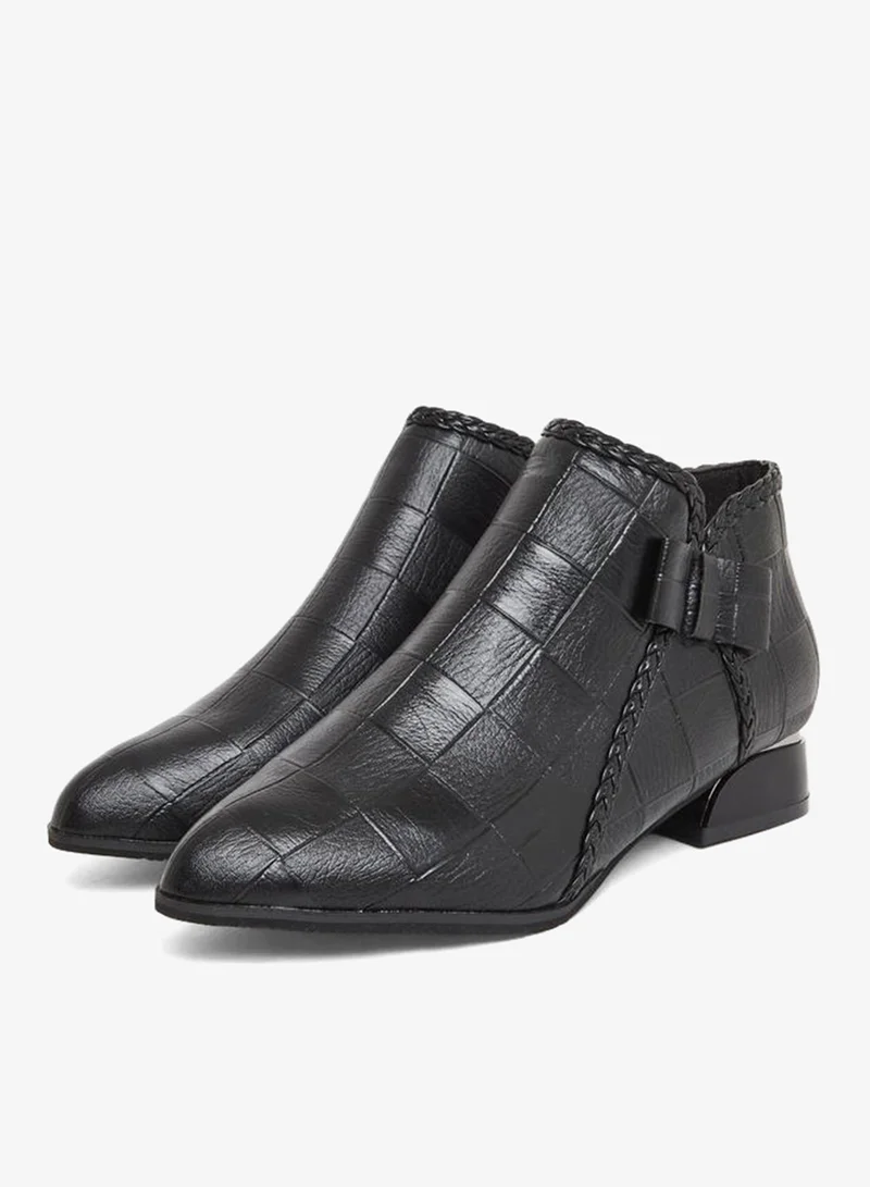 تايك تو حذاء بوت بنقوش بارزة ومزخرف