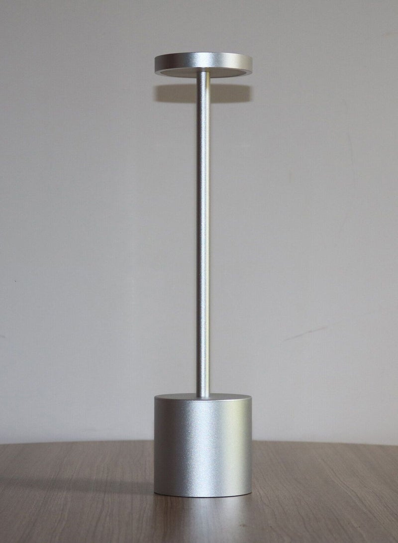هابي لايت مصباح طاولة من المنيوم قابل لإعادة الشحن بتصميم كلاسيك - Image 1