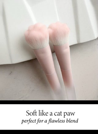 A soft blush brush that gives you a natural flush with a professional touch - T05 - view 3