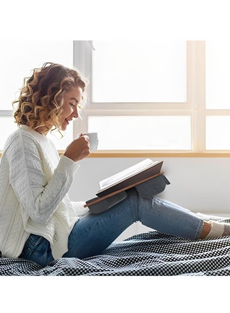 ELTRAZONE طاولة lap مريحة متميزة بتصميم مريح مع وسادة ماوس مدمجة، دعم للمعصم وفتحة للهاتف - محطة عمل محمولة بتصميم خشب البلوط لأجهزة اللابتوب حتى 15.6 بوصة - صينية lap مبطنة للسرير، الأريكة، الكنب، المكتب والسفر - طاولة لابتوب مريحة وأنيقة - Image 5