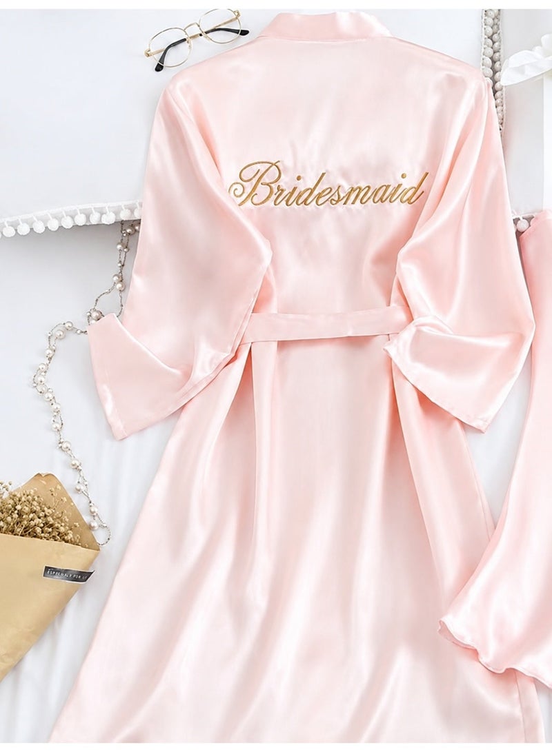 روب عروس قصير باللون الوردي روب عروسة ناعم مزين بعبارة Bridesmaid أنيق ومثالي لتحضيرات الزفاف - Image 2