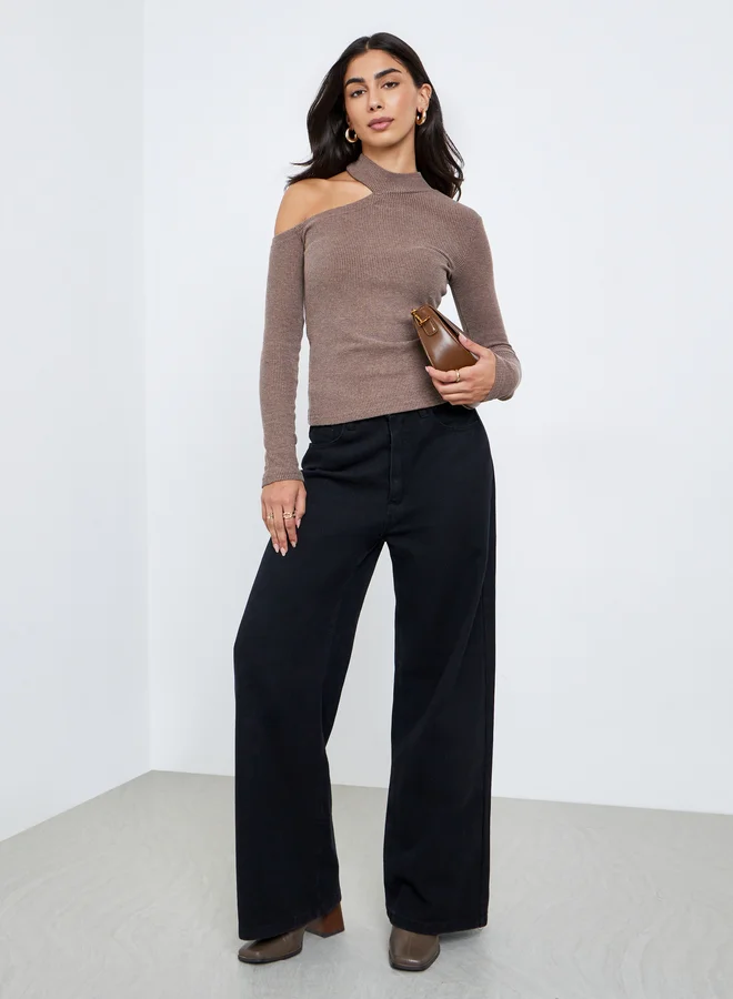 ستايلي بلوزة محبوكة بتفاصيل كتف واحد