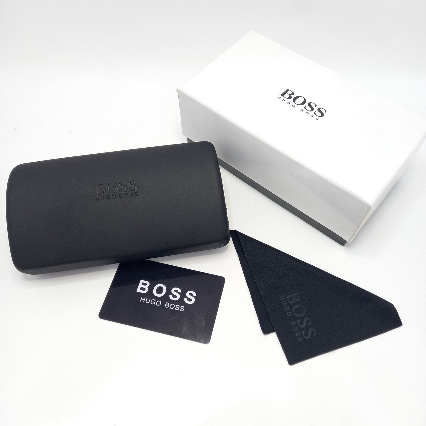 علبة وحافظة أصلية مع بطاقة ومنديل تنظيف لنظارة Hugo Boss