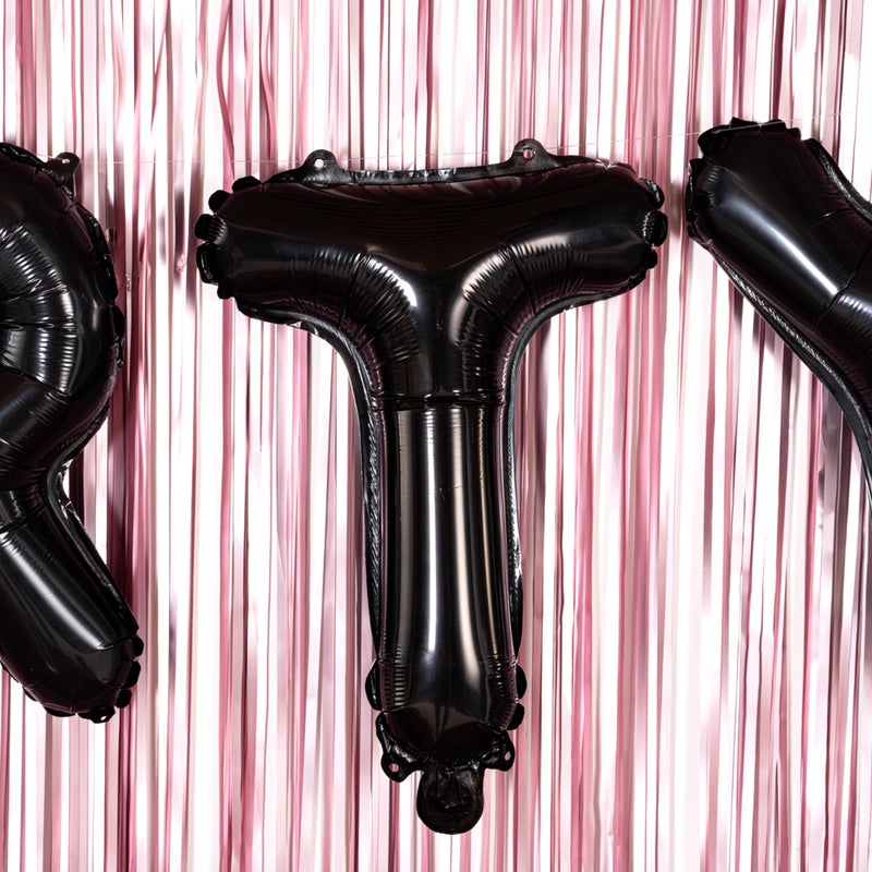 Restaurantware بالون حروف بالونيفاي 16 بوصة، بالون حفلة حرف - حرف T، بالون ميرا الأسود ذاتي الإغلاق، حلقة تعليق، زينة لعيد الميلاد، الزفاف، أو التخرج - Image 3
