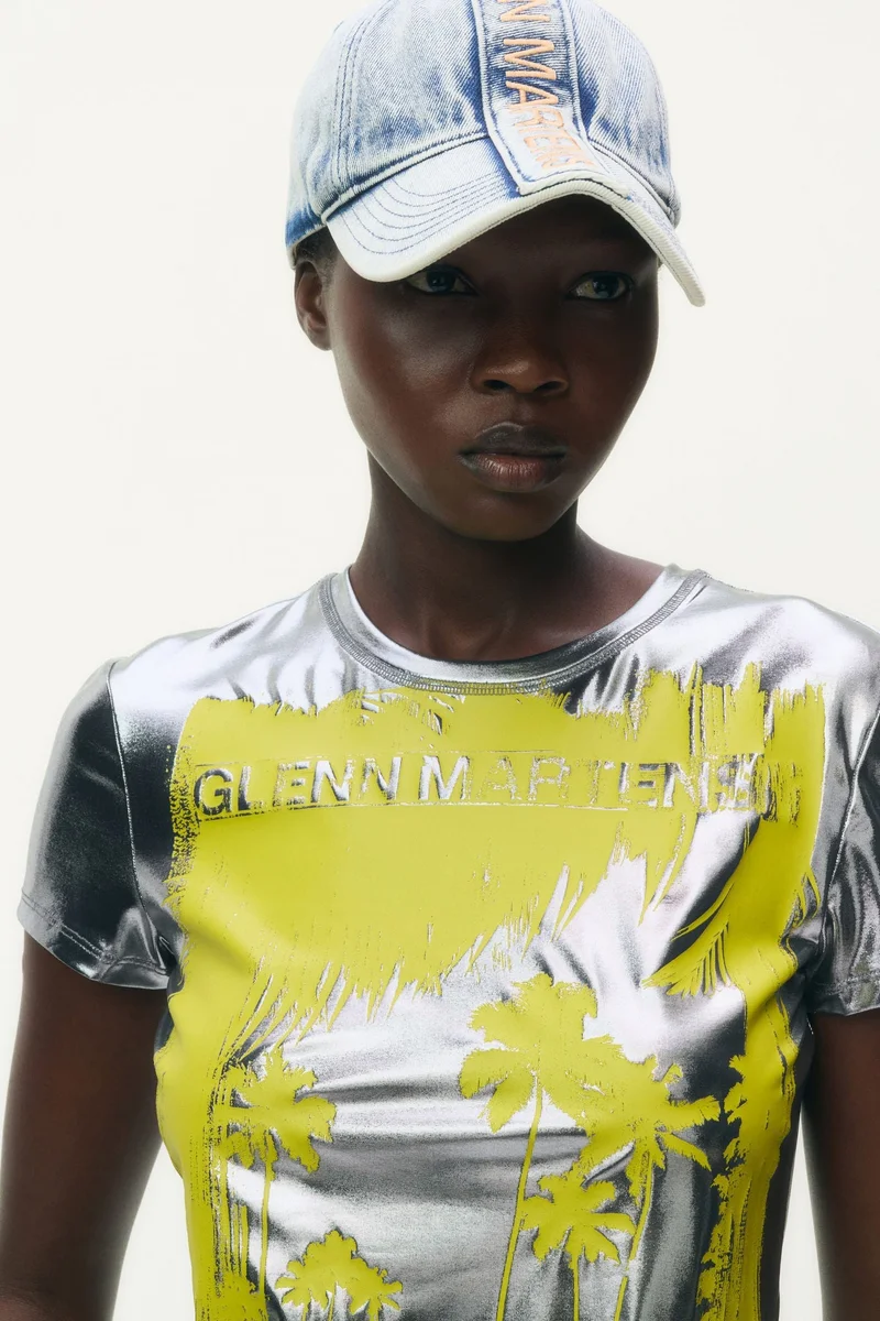 اتش اند ام قميص مطبوع بمظهر معدني