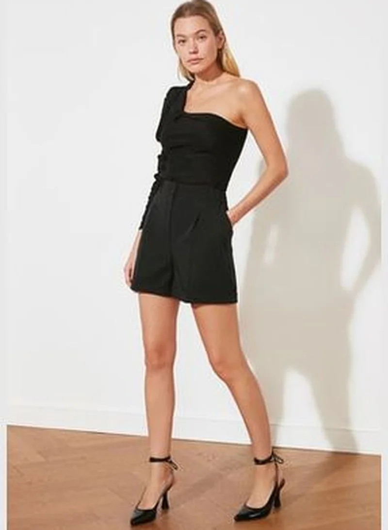 trendyol Black Regular Fit Woven Shorts TWOSS21SR0478.