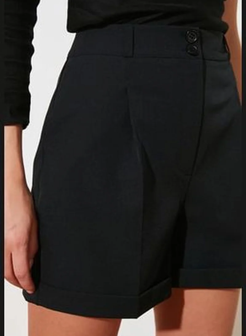 trendyol Black Regular Fit Woven Shorts TWOSS21SR0478.