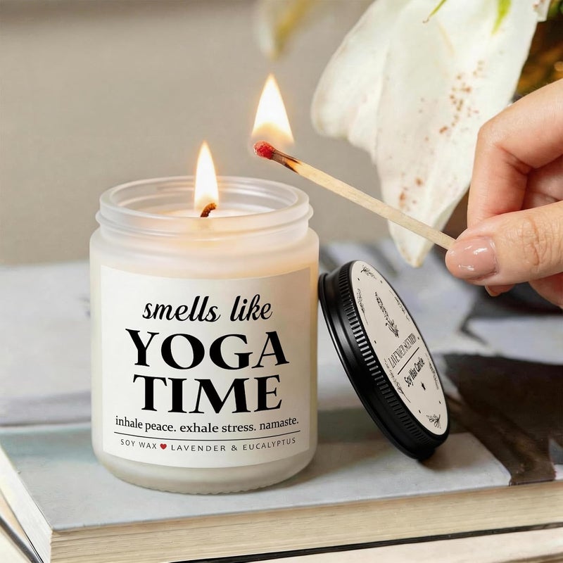 هدايا اليوجا من AceThrills - شمعة من شمع الصويا المعطر باللافندر 7 أونصة - Image 5