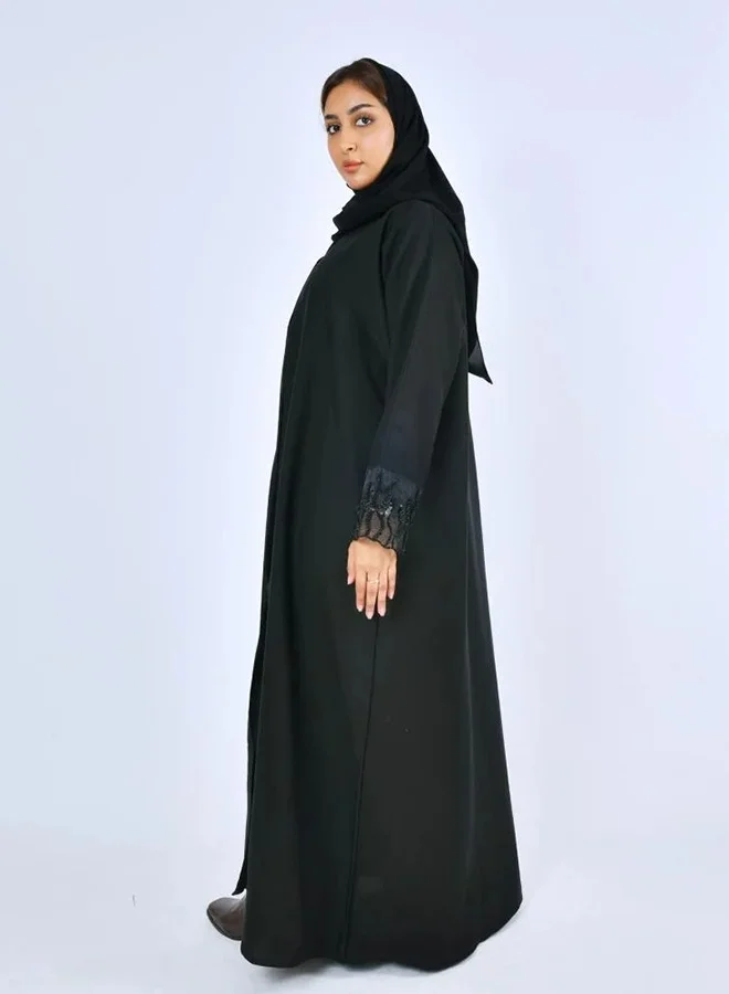 عبايات لمحة عباية سوداء مغلقة بطقطق مزينة بكم دانتيل