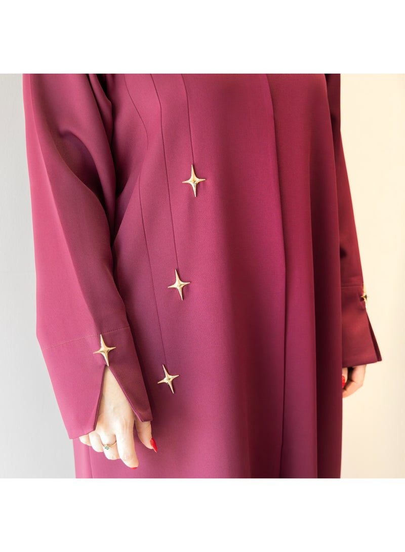 LINELLE عباءة لينيل الفاخرة باللون الماروني للنساء - تصميم أنيق على شكل V، مفتوحة من الأمام، تفاصيل أكمام مزينة بحجر النجوم، ملابس يومية ومناسبات محتشمة - Image 3