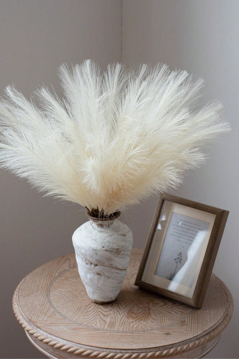 Artificial Dried Plant Decor – Soft Pampas Grass in Beige – Set of 20 Pieces Elegant and soft artificial pampas grass in a beautiful beige color. This set of 20 stems adds a luxurious and delicate decorative touch to any space. Perfect for use as a stylish accessory in home décor, flower vases, photo shoots, and special occasions. - Image 1