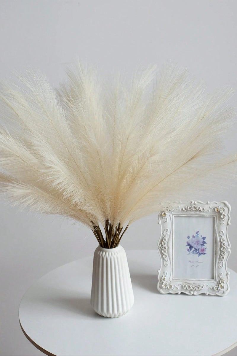 Artificial Dried Plant Decor – Soft Pampas Grass in Beige – Set of 20 Pieces Elegant and soft artificial pampas grass in a beautiful beige color. This set of 20 stems adds a luxurious and delicate decorative touch to any space. Perfect for use as a stylish accessory in home décor, flower vases, photo shoots, and special occasions. - Image 2