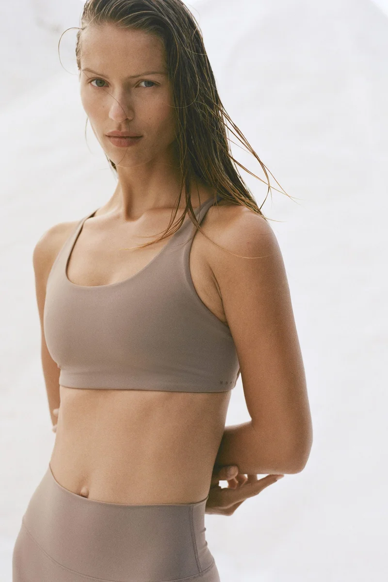 اتش اند ام حمالة صدر رياضية بدعم متوسط من نسيج سكلبت موف™