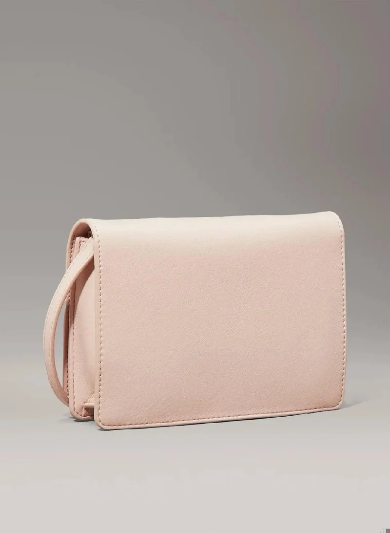 كالفن كلاين شنطة كروس بتصميم محفظة