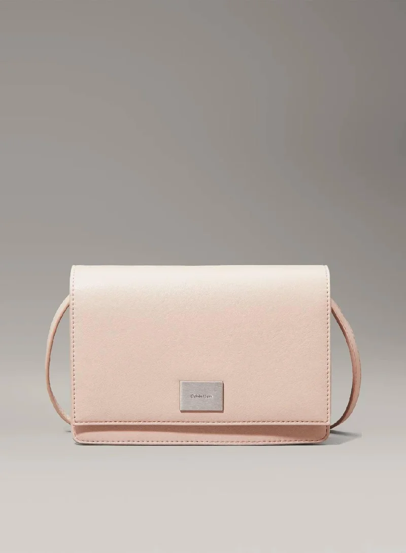كالفن كلاين شنطة كروس بتصميم محفظة